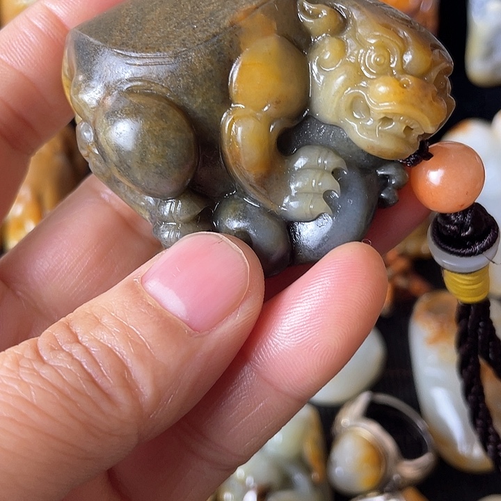 和田玉颈饰未镶嵌路*