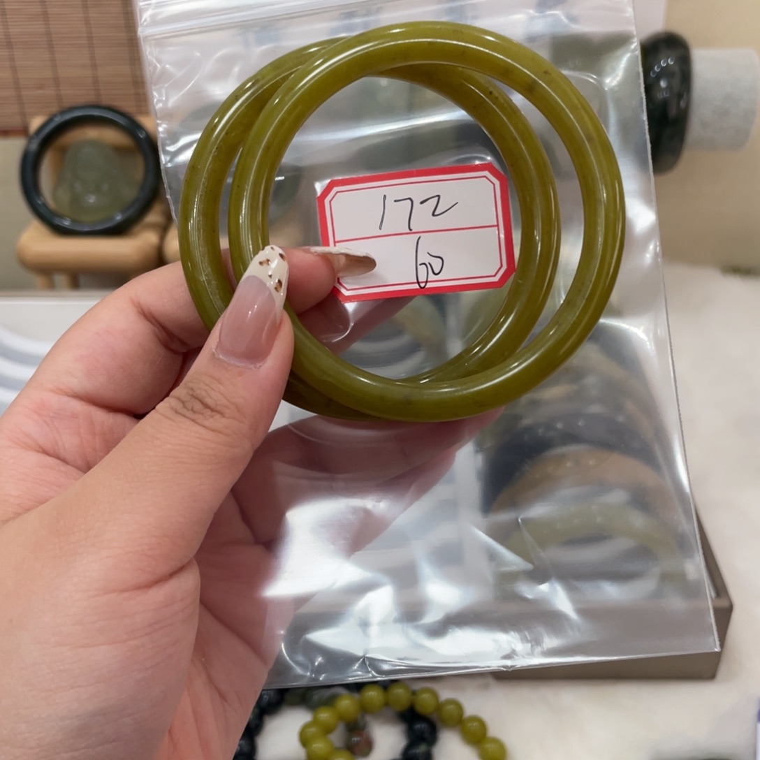 蛇纹石玉手镯未镶嵌