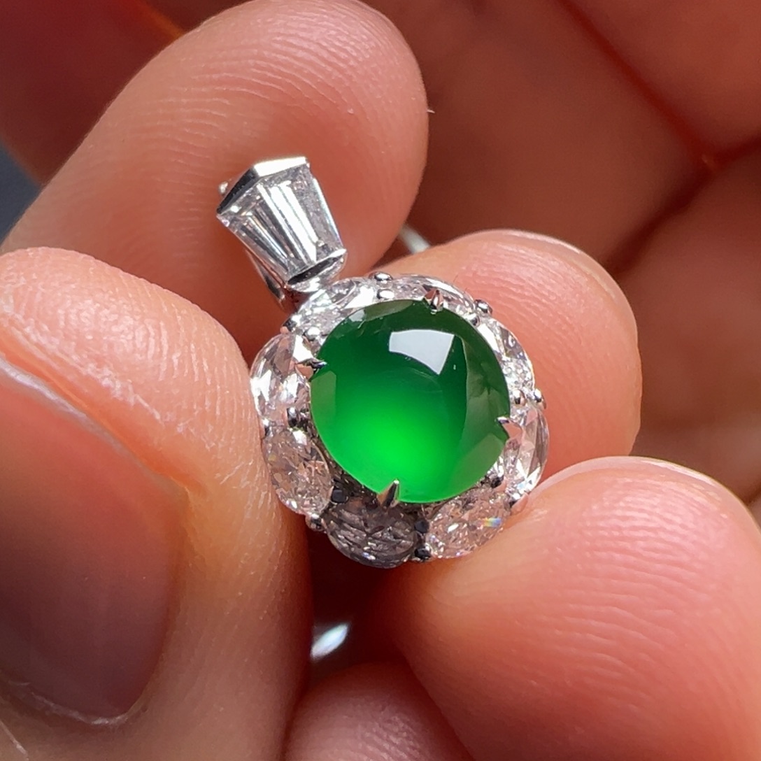 翡翠18K金镶嵌颈饰Y色标级绿蛋