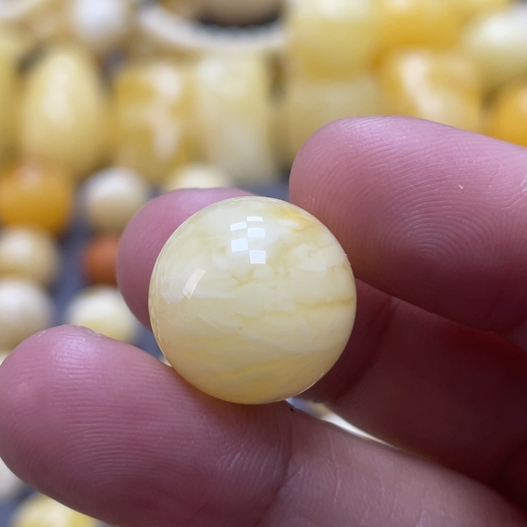 蜜蜡未镶嵌裸石16.6mm瑕疵