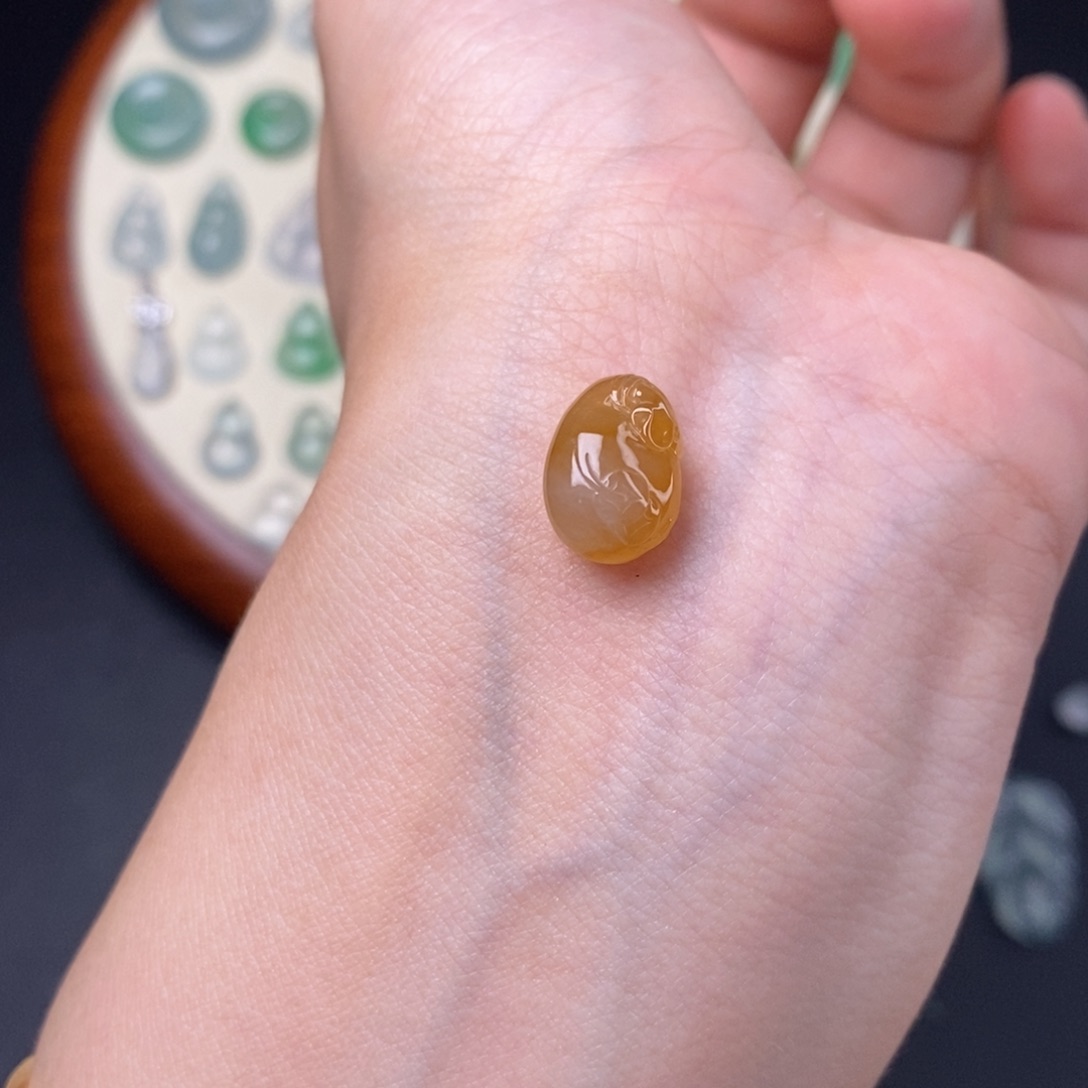 翡翠未镶嵌颈饰亏本炸