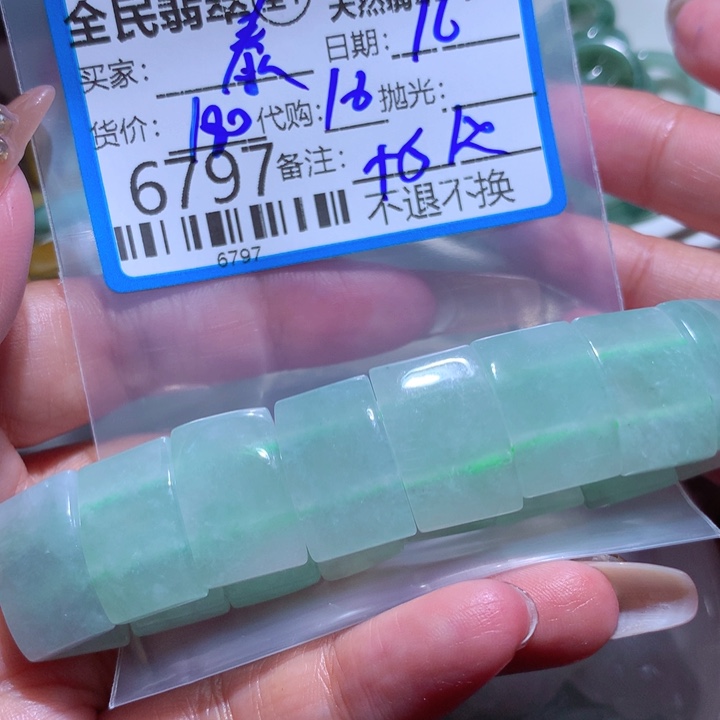 翡翠颈饰未镶嵌泰**律