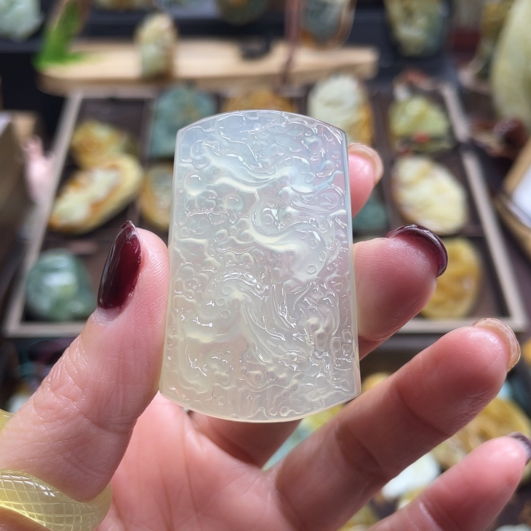 蛇纹石玉颈饰未镶嵌岫玉龙牌