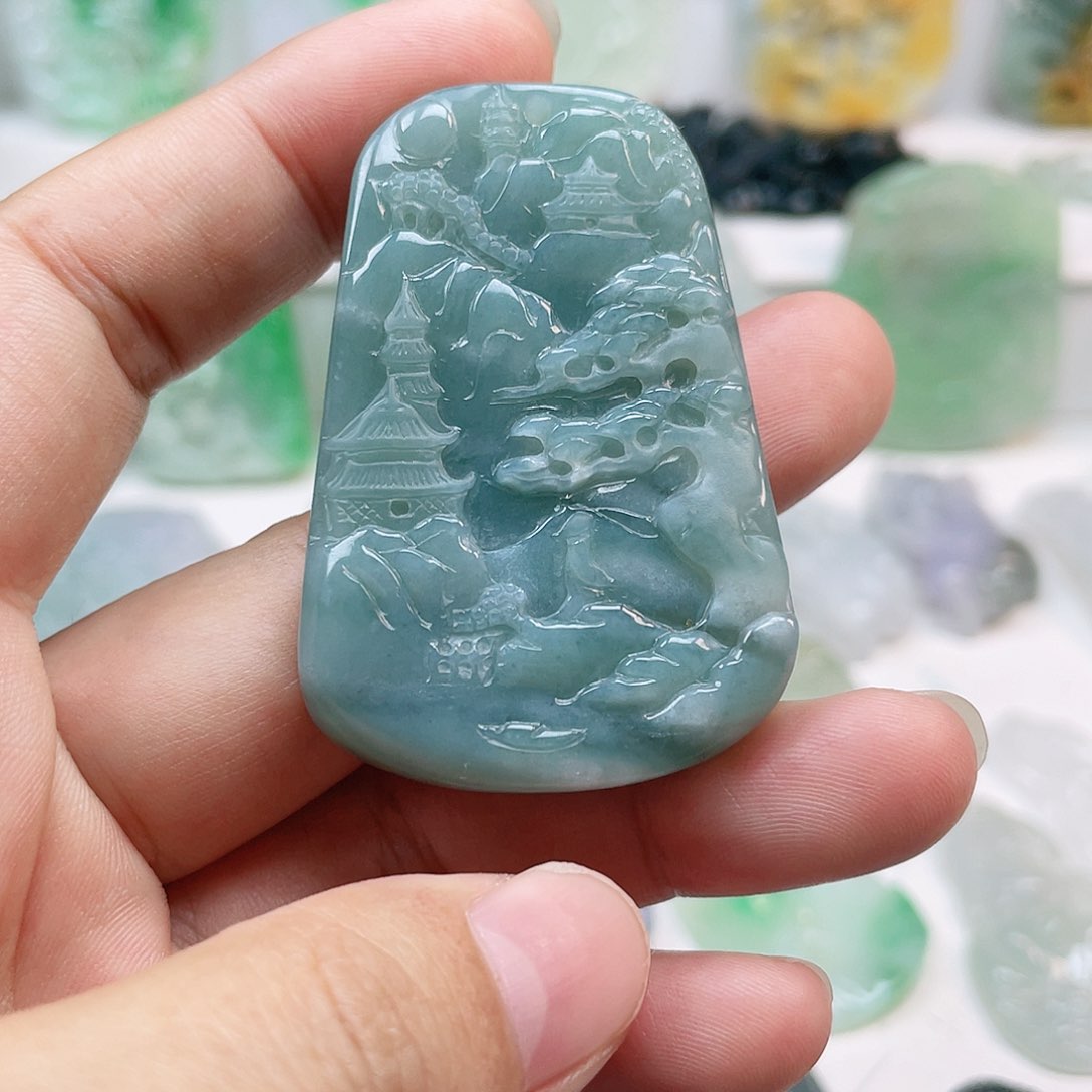 翡翠颈饰未镶嵌山水