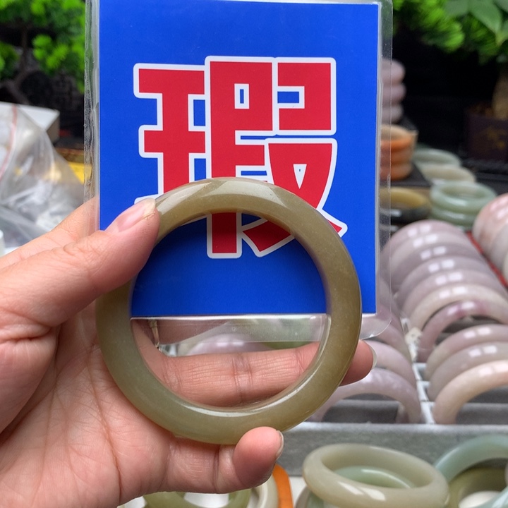 肉***子石英质玉（佘太翠）未镶嵌手镯