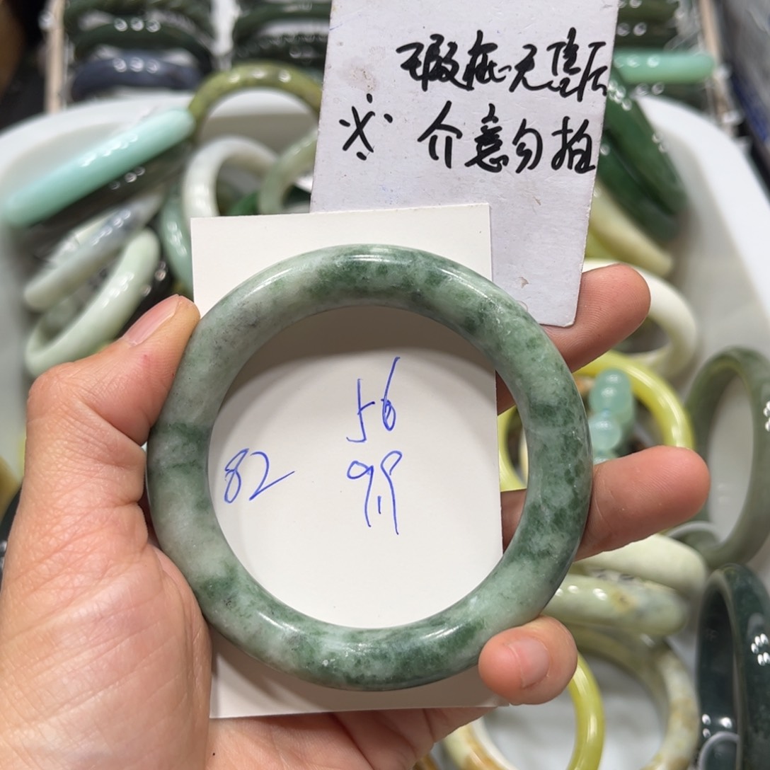 蛇纹石玉手镯未镶嵌