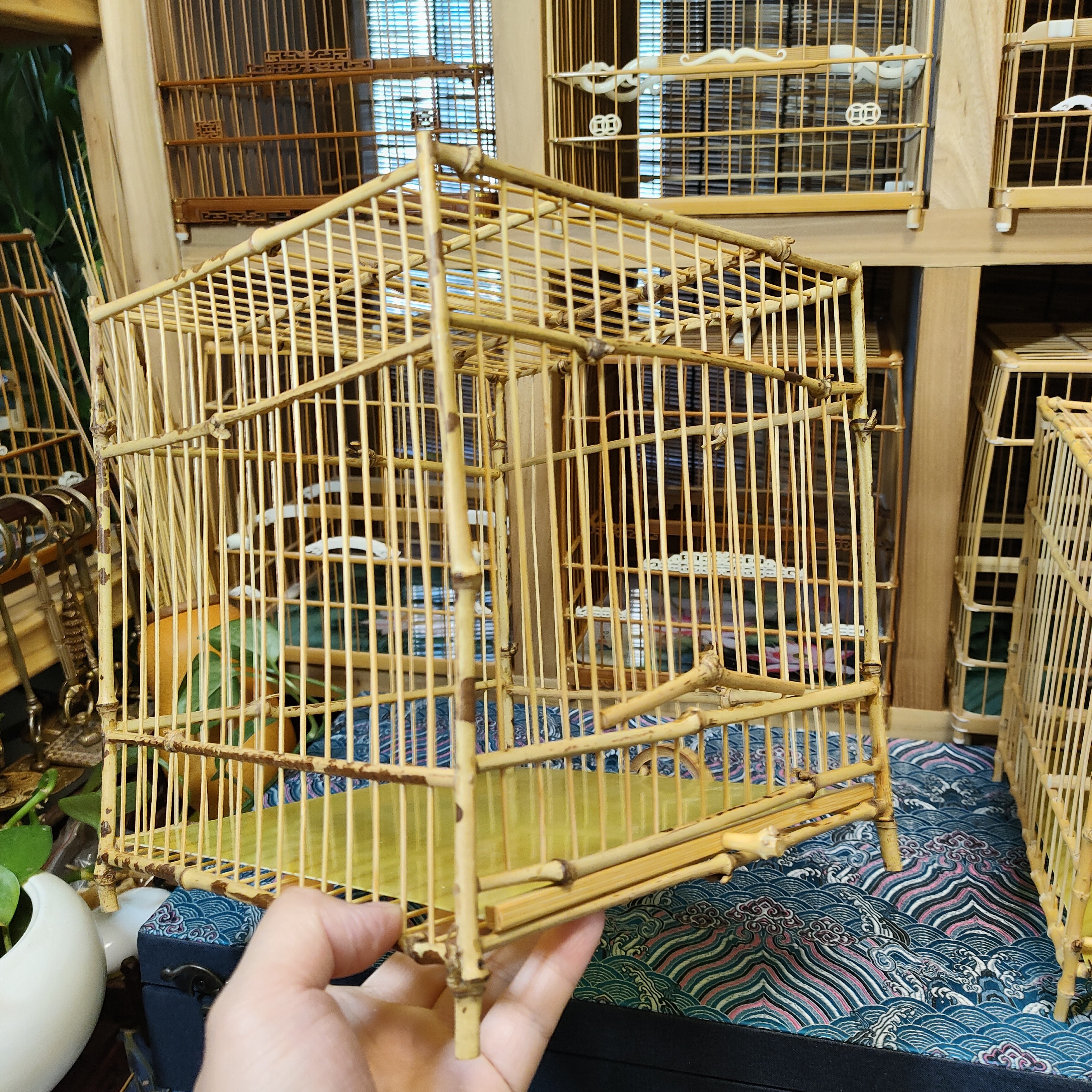 随型绣眼笼，梅妃竹料，21尺寸带抽屉原竹条杠