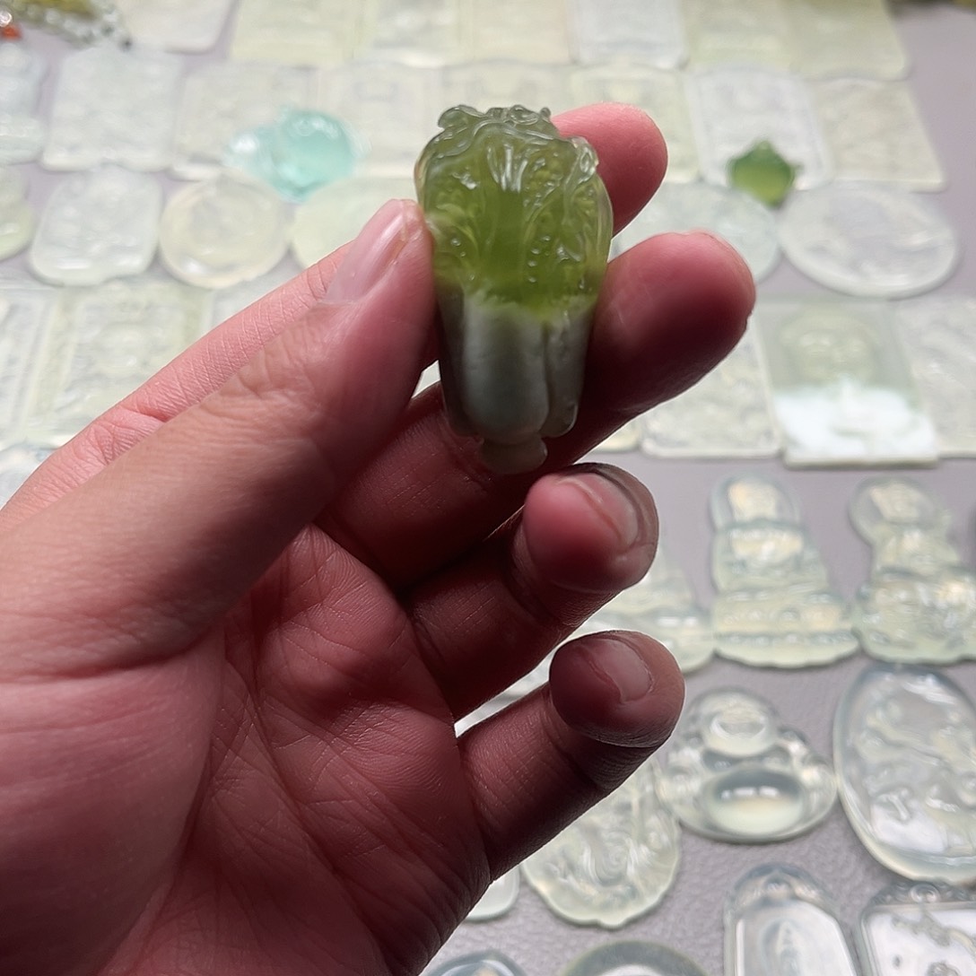 蛇纹石玉颈饰未镶嵌