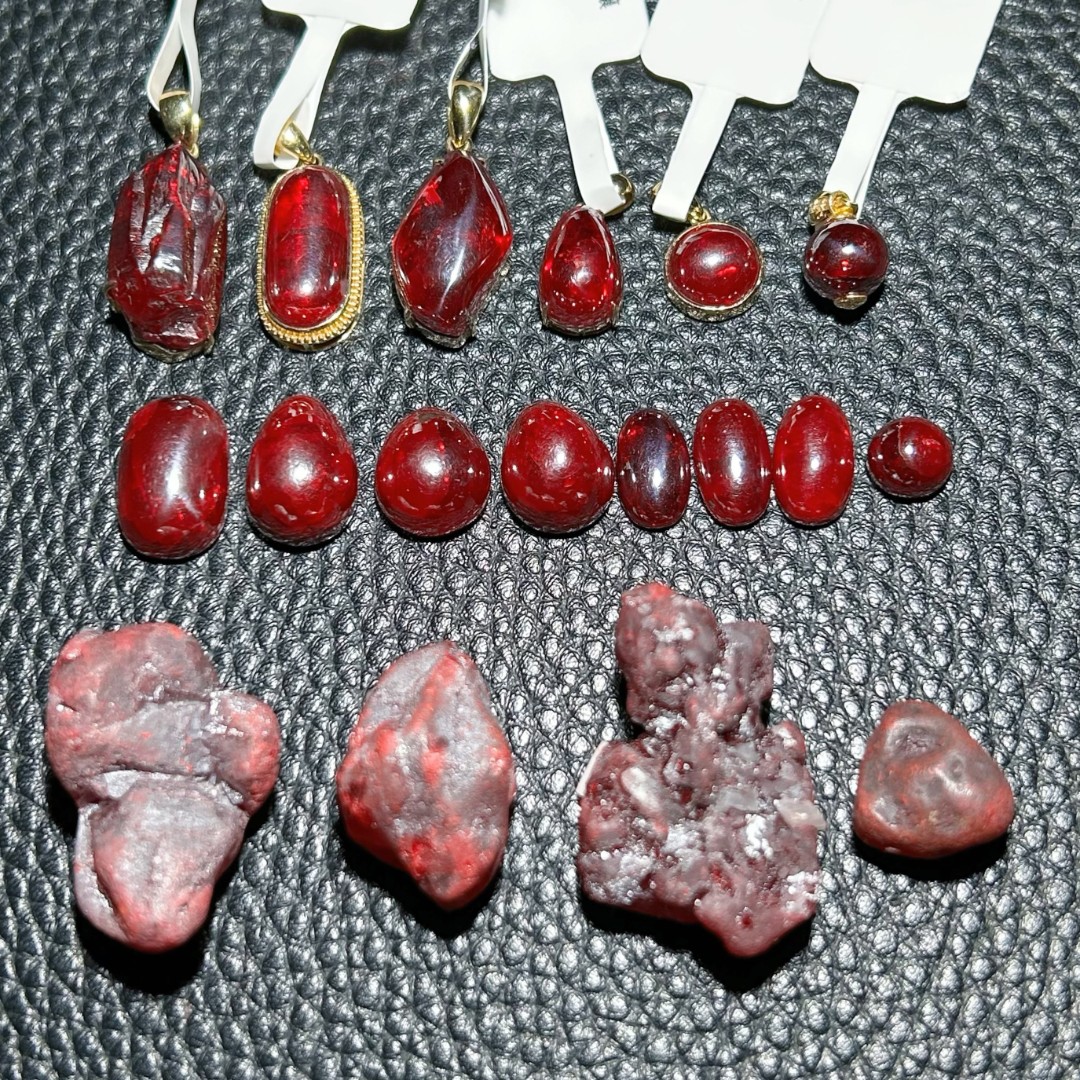 天然辰砂单晶体软红宝石镶嵌款吊坠戒面裸石
