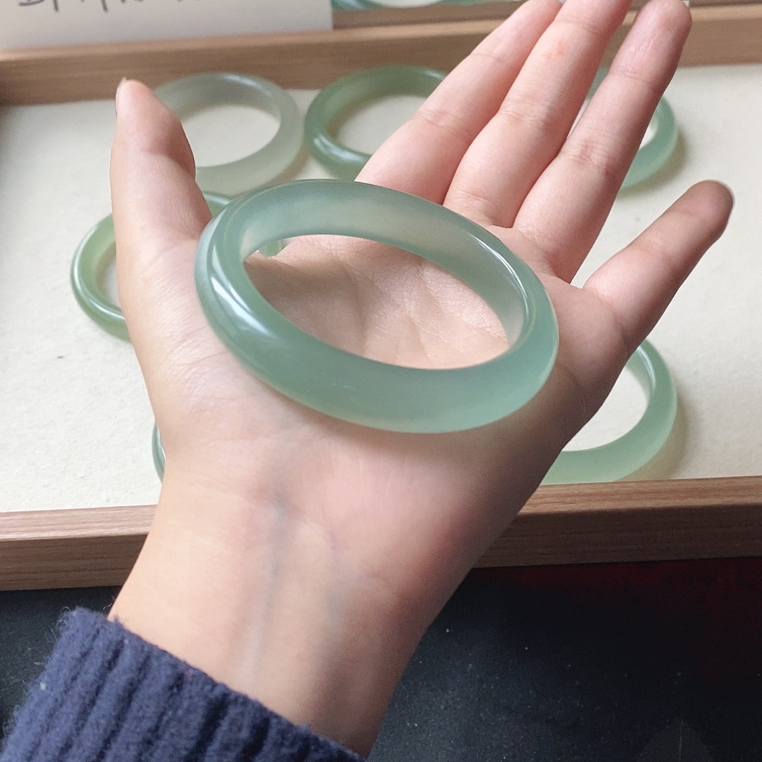 爱****石英质玉未镶嵌手镯