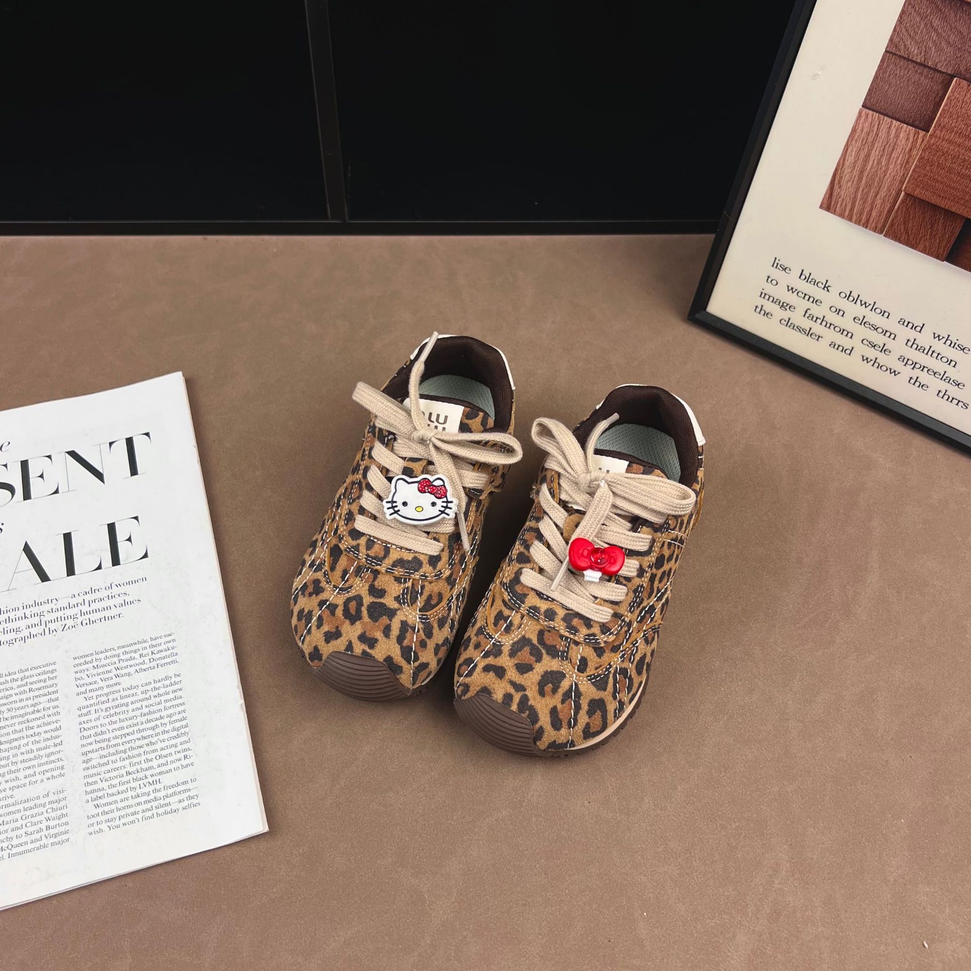 儿童豹纹运动鞋2026春秋新款绒皮卡通防踢阿甘鞋女孩