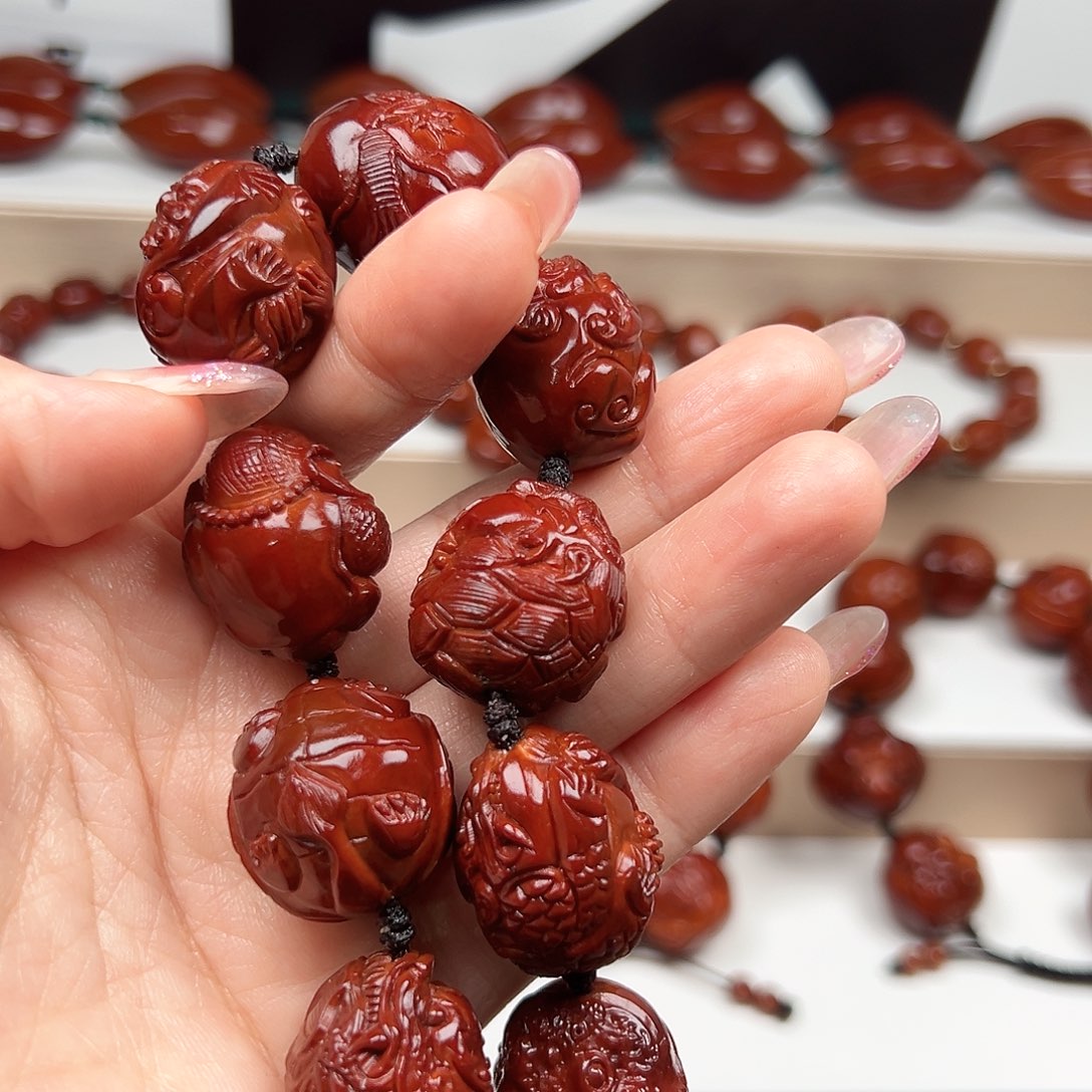 鸿***爷手串橄榄核八大兽