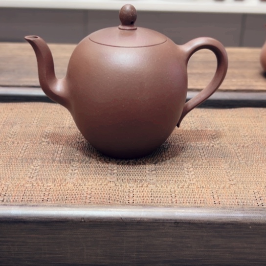 紫砂茶壶黄龙山原矿底槽清半手工瑕（200 cc）