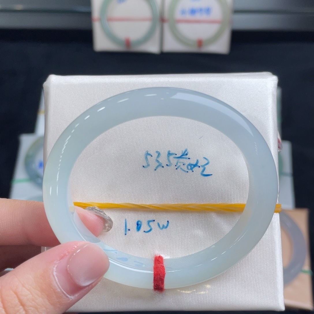 翡翠手镯未镶嵌翡翠