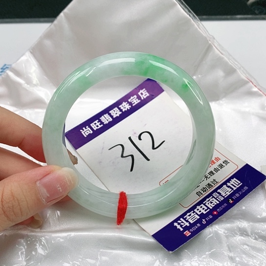 翡翠手镯未镶嵌翡翠