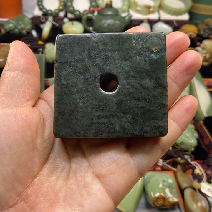 未镶嵌岫岩老玉（透闪石质玉）把件