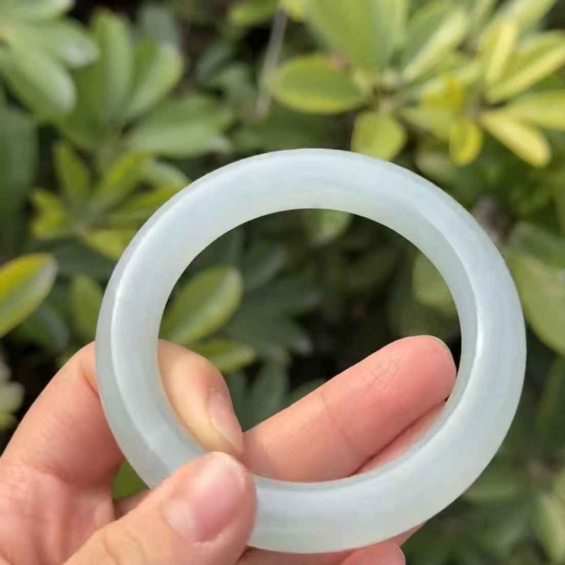 天然翡翠圆条手镯素雅底色厚装圆润