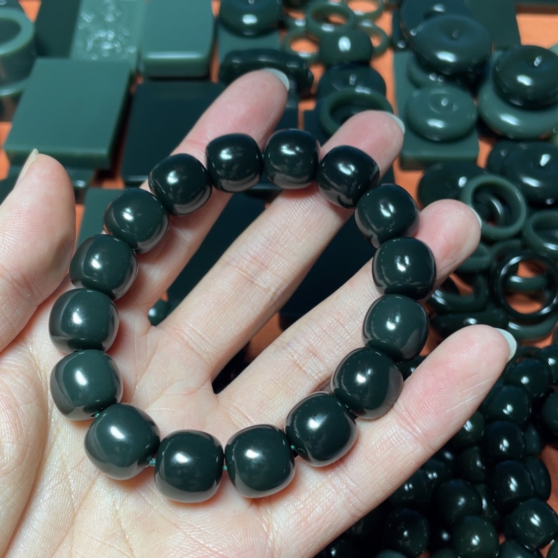 大***鹰和田玉未镶嵌颈饰