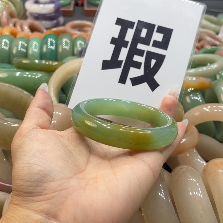 珊****石英质玉未镶嵌珠宝奇石