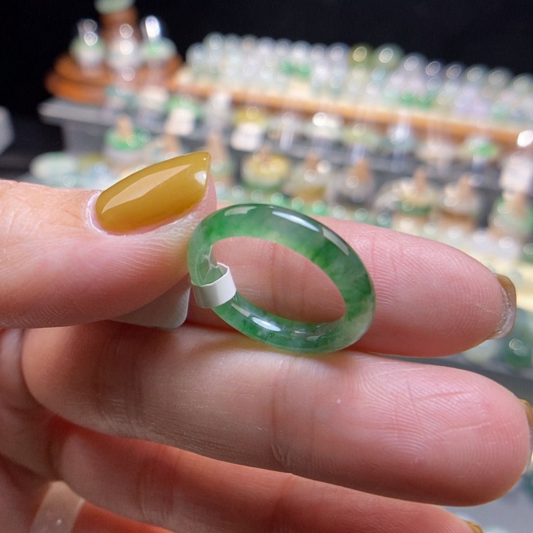 翡翠未镶嵌戒指10.5号辣绿