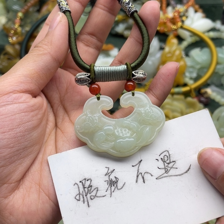 蛇纹石玉吊坠合金