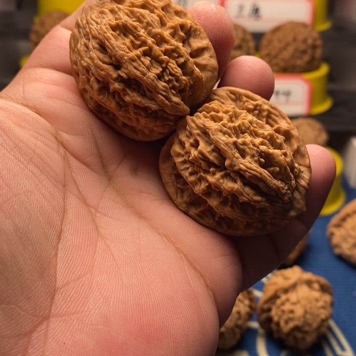 文玩核桃吊坠山地虎头