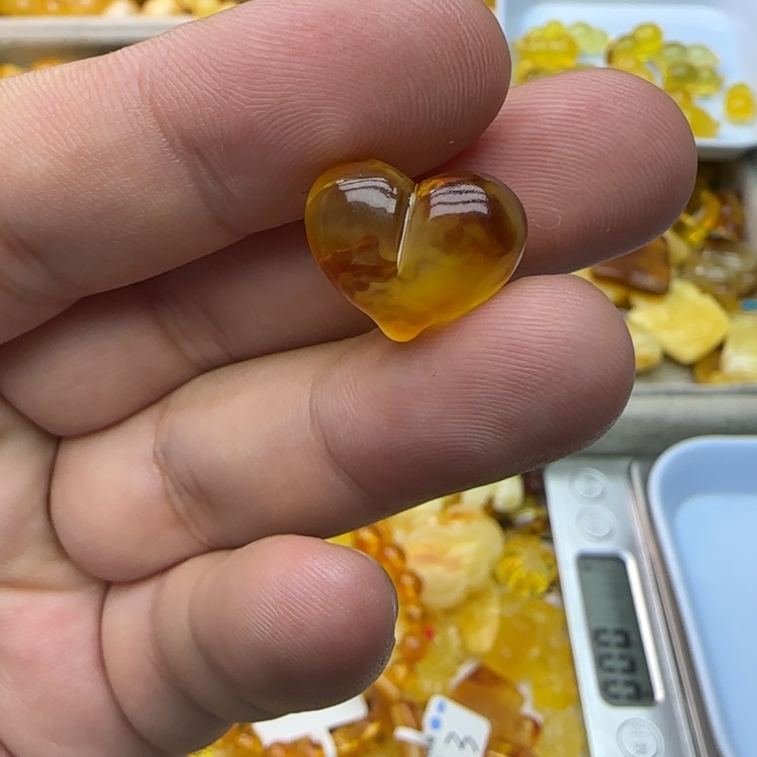 琥珀未镶嵌裸石1.3克