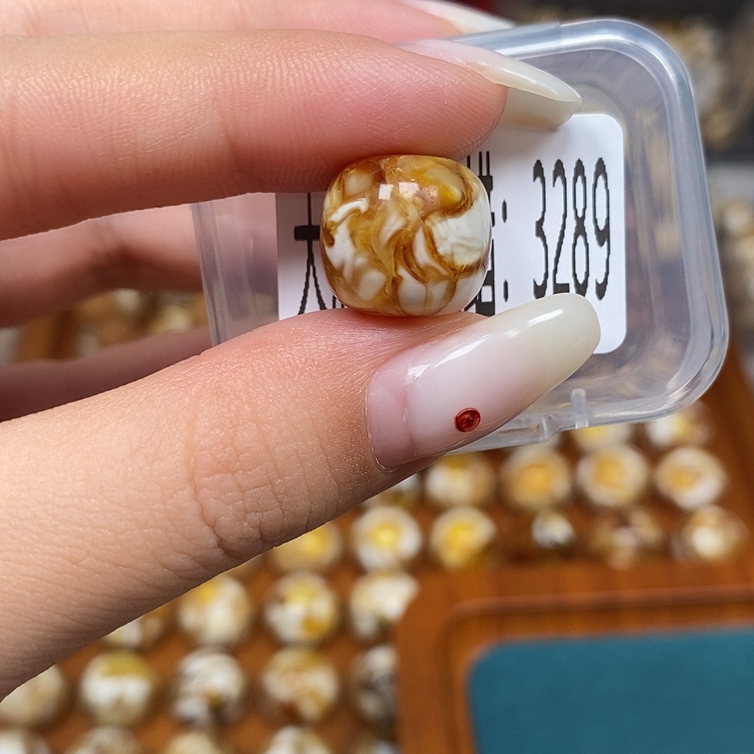 蜜蜡未镶嵌珠宝奇石3289