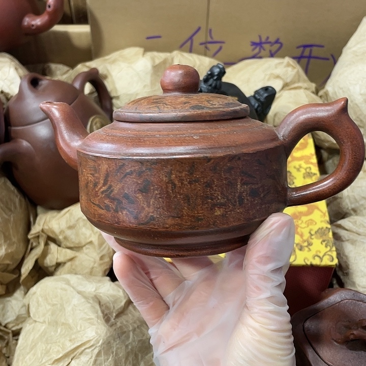 紫砂茶壶原矿泥料，手工制作一把紫砂壶。