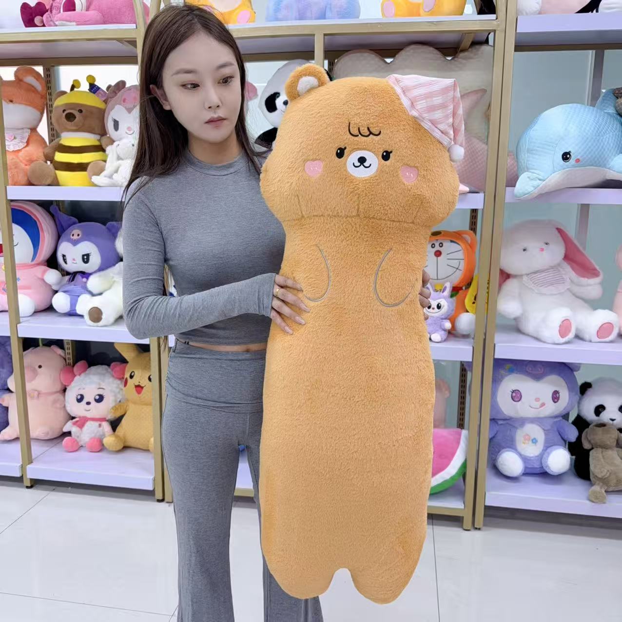  带帽动物抱枕浅棕熊65厘米毛绒玩具公仔睡觉抱枕长条可爱布娃娃