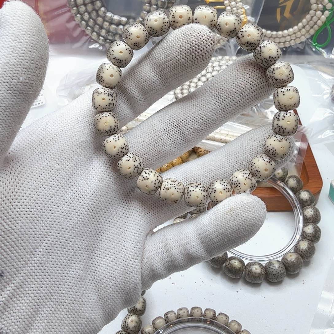 星月菩提吊坠24骨瓷白大眼睛10左右单圈