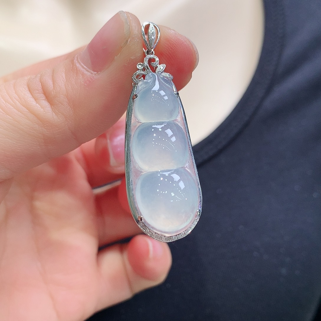 翡翠颈饰18K金镶嵌福豆