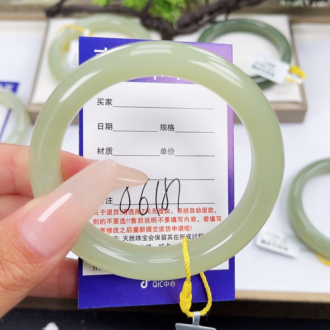 和田玉手镯未镶嵌