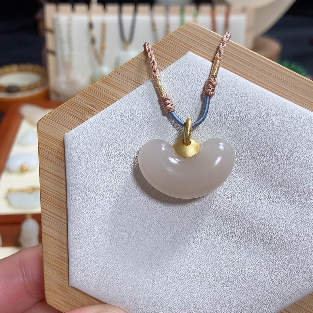 和田玉颈饰18K金镶嵌