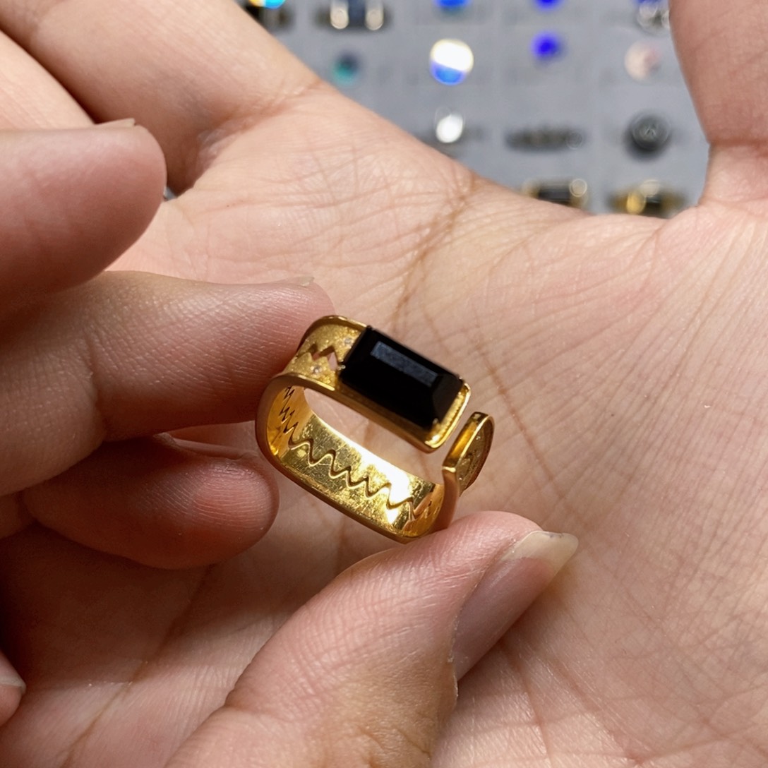 翡翠戒指18K金镶嵌新奇款墨翠男戒