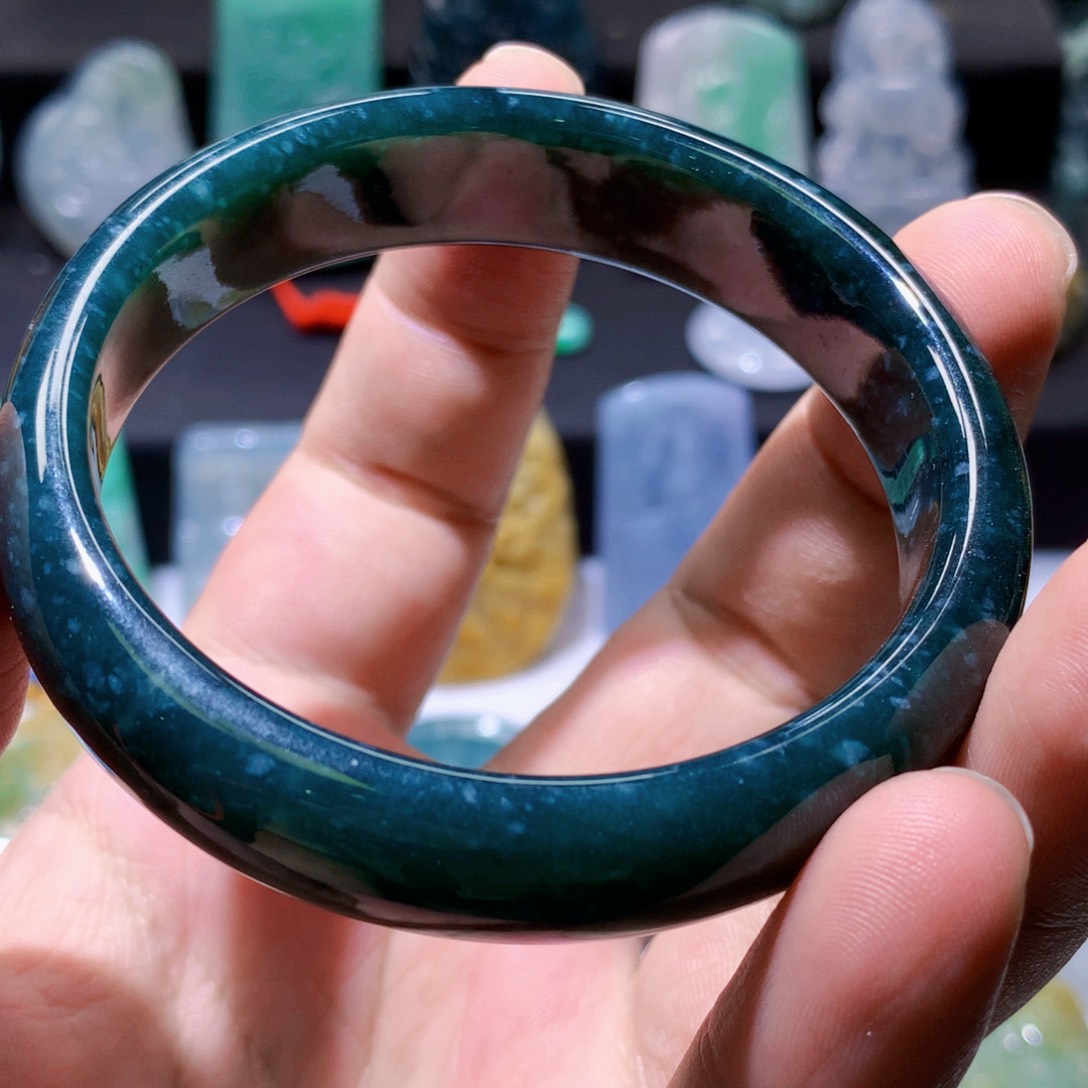 翡翠未镶嵌颈饰镯子