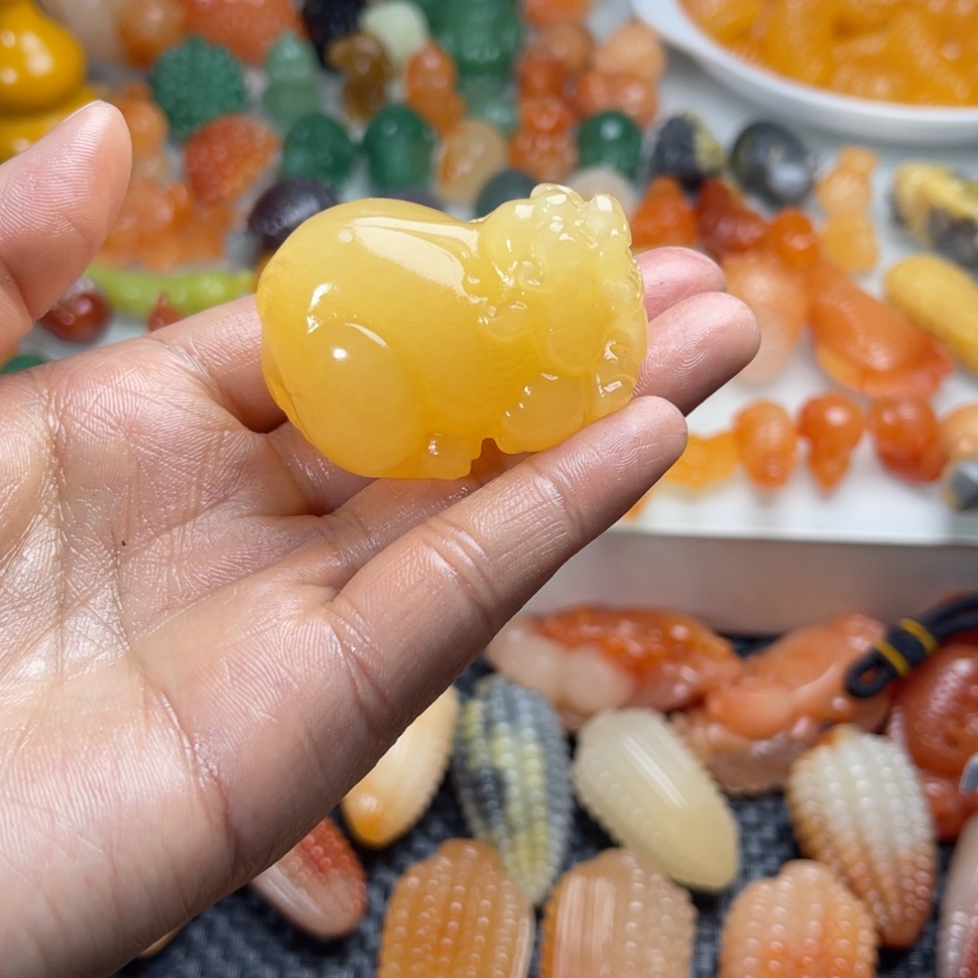 石英质玉（金丝玉）未镶嵌颈饰