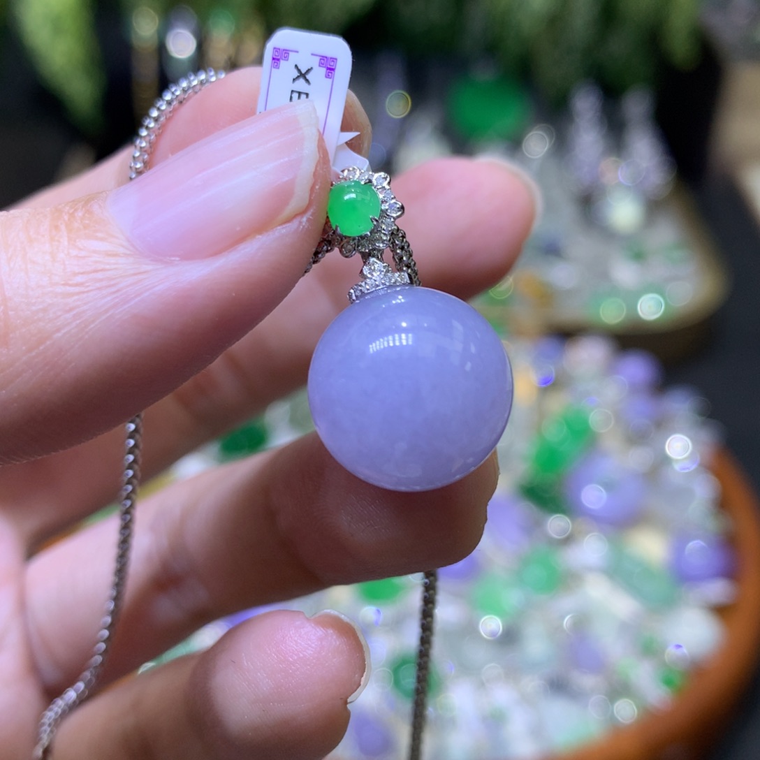 颈饰18K金镶嵌翡翠