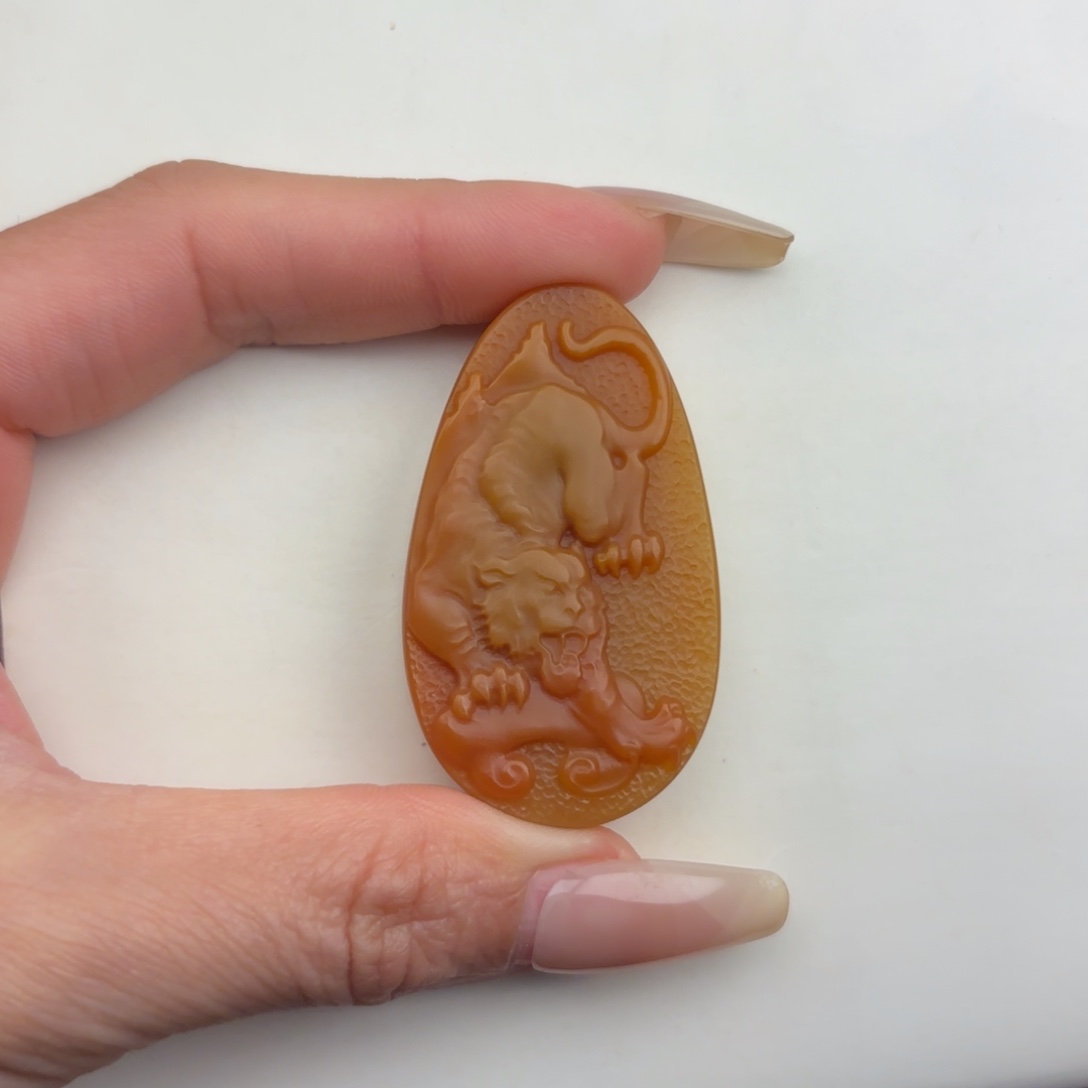 桂***人石英质玉未镶嵌黄蜡石挂件