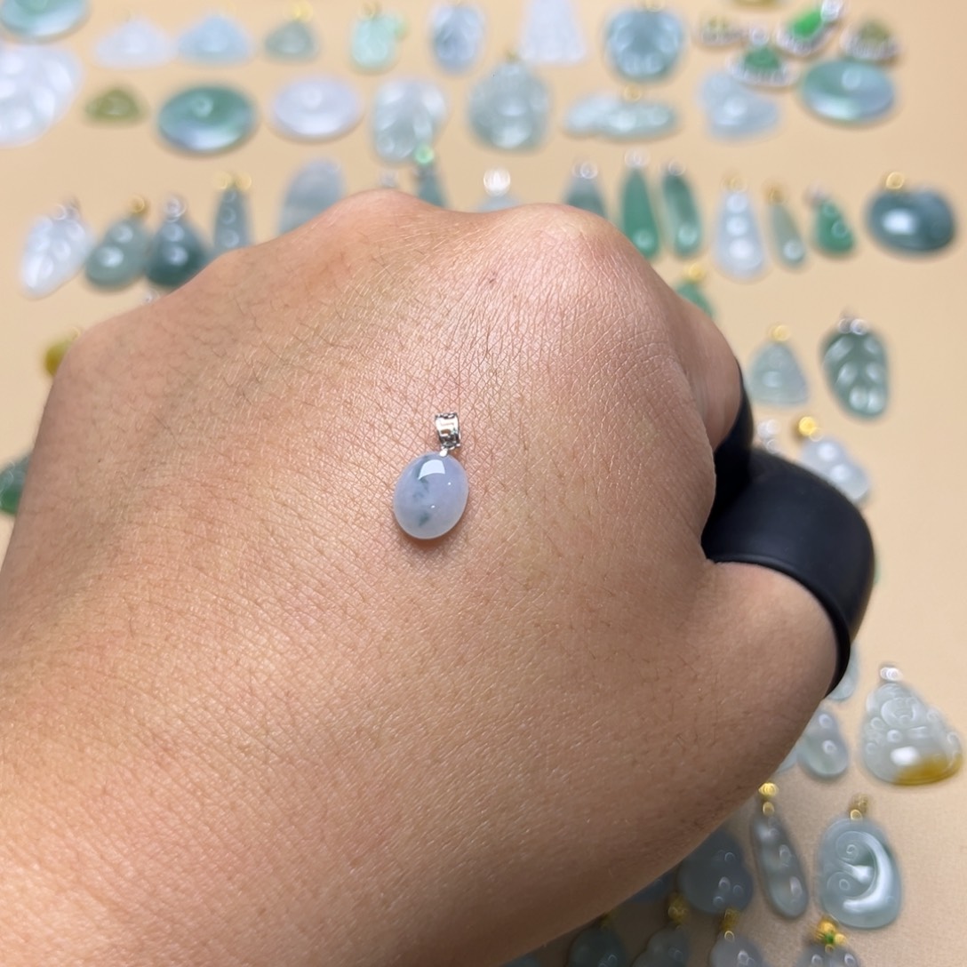 翡翠颈饰18K金镶嵌蛋面吊坠