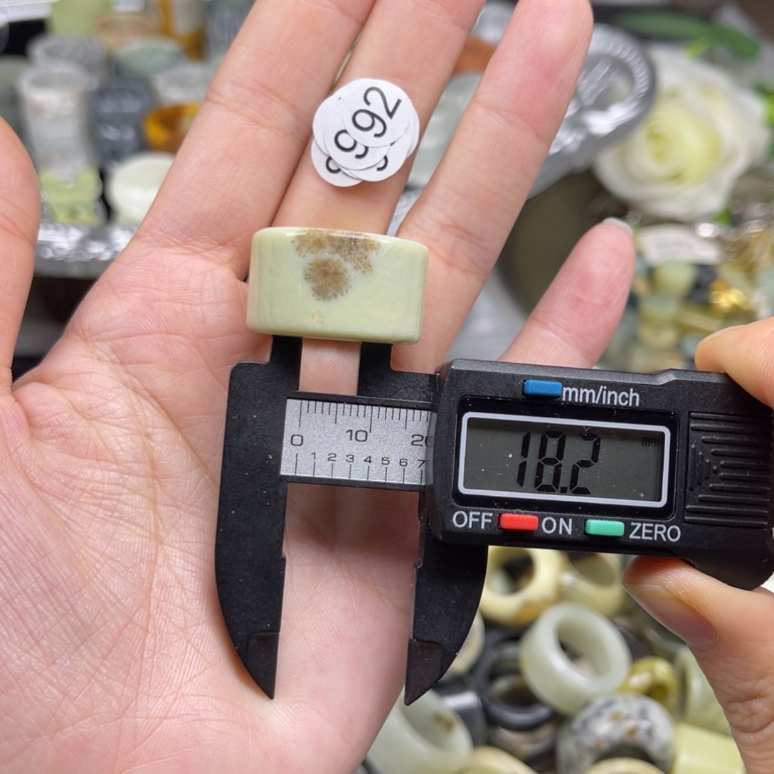 蛇纹石玉未镶嵌戒指