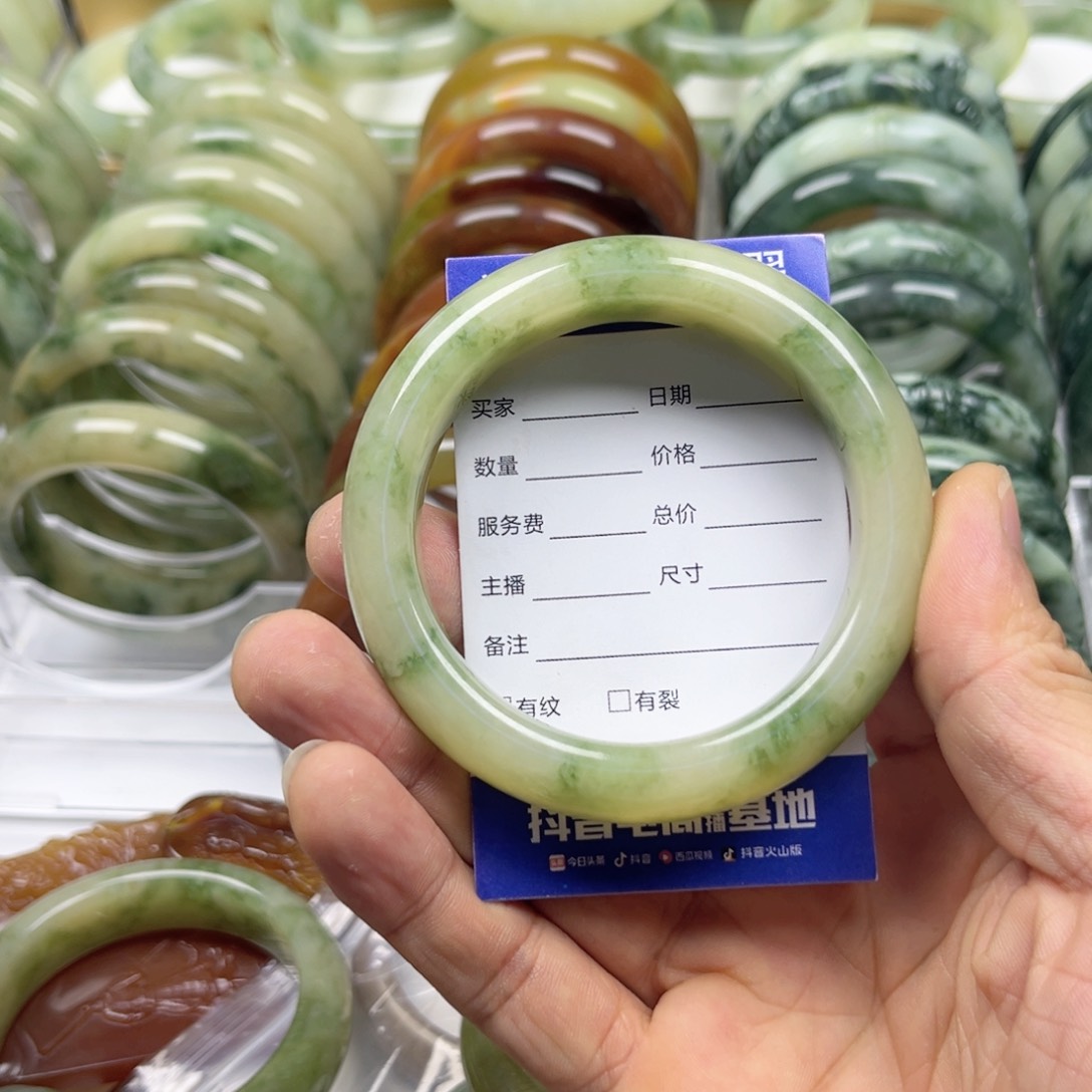 透闪石-蛇纹石玉手镯未镶嵌?