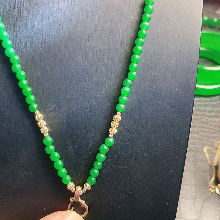 翡翠18K金镶嵌颈饰吊坠