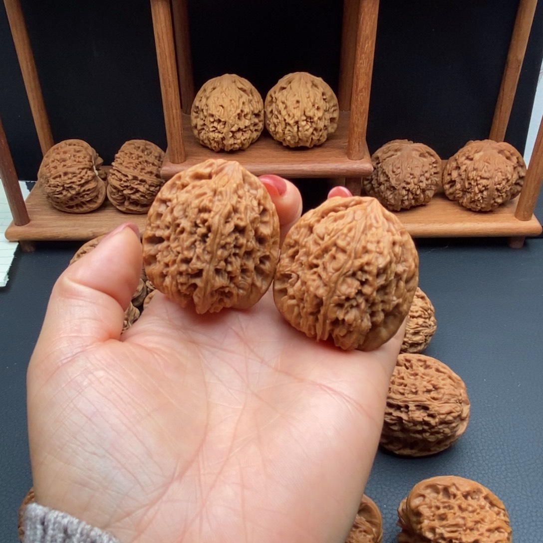 U***内文玩核桃吊坠南疆