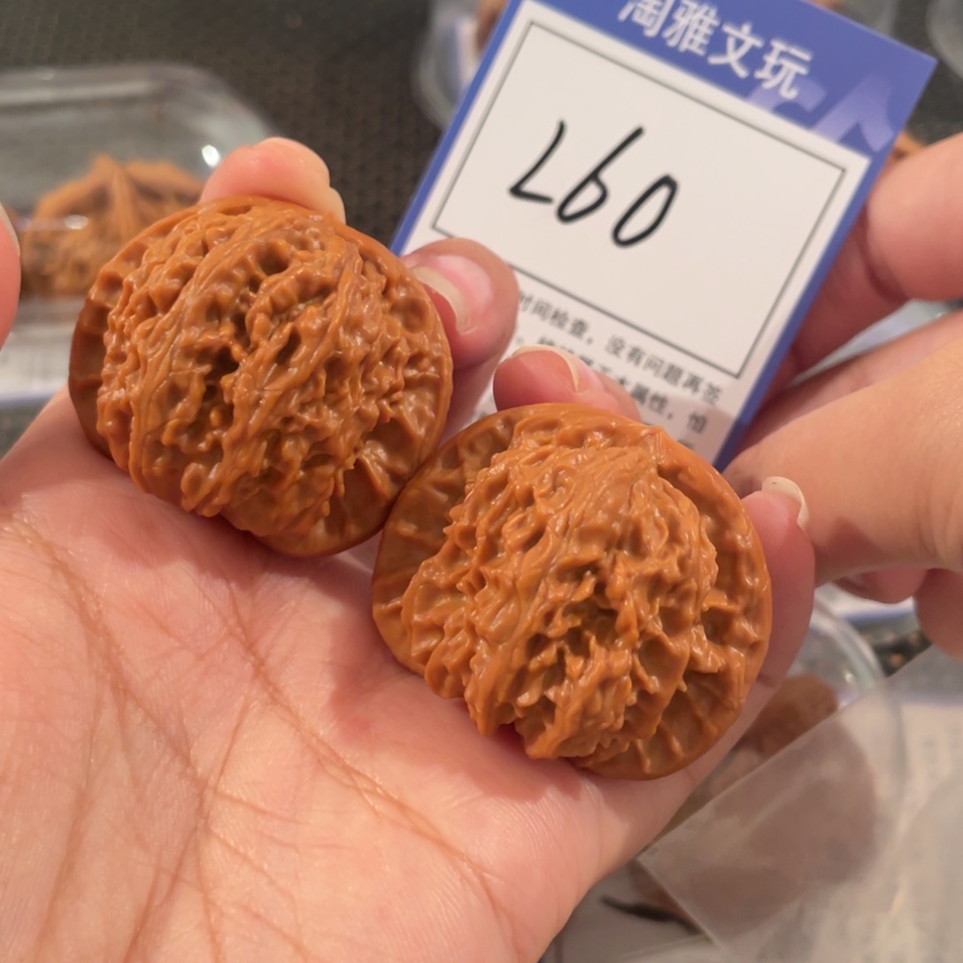 犟***。文玩核桃把件L60 白狮子 40 