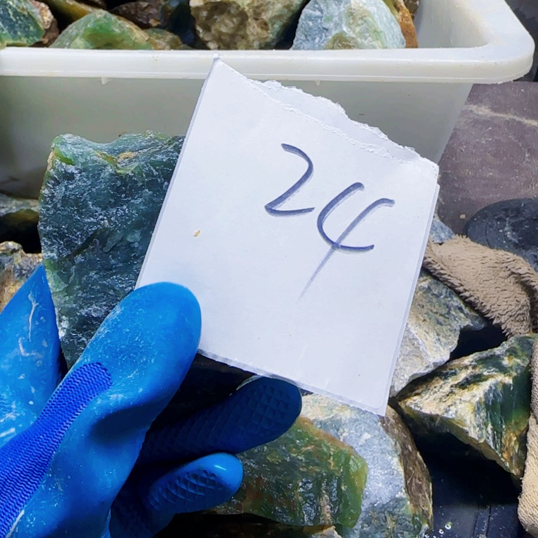 沁***雪蛇纹石玉未镶嵌原石