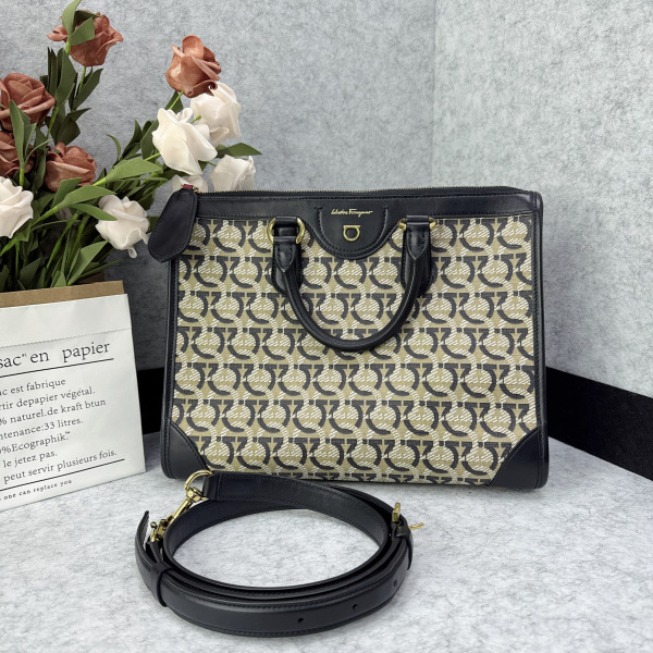 菲拉格慕/包包/95新/长31cm 宽11.5cm 高25cm/C12024476818