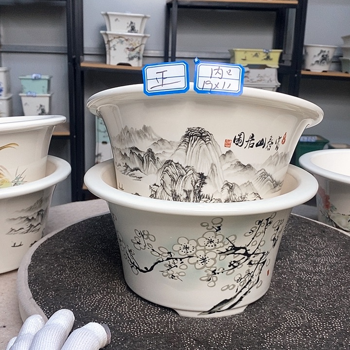 紫砂的花盆很漂亮