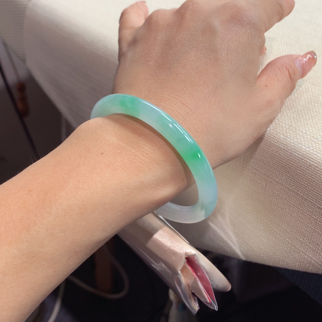 翡翠手镯未镶嵌66号冰带绿圆条