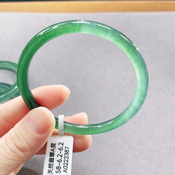 翡翠未镶嵌手镯（圆镯）
